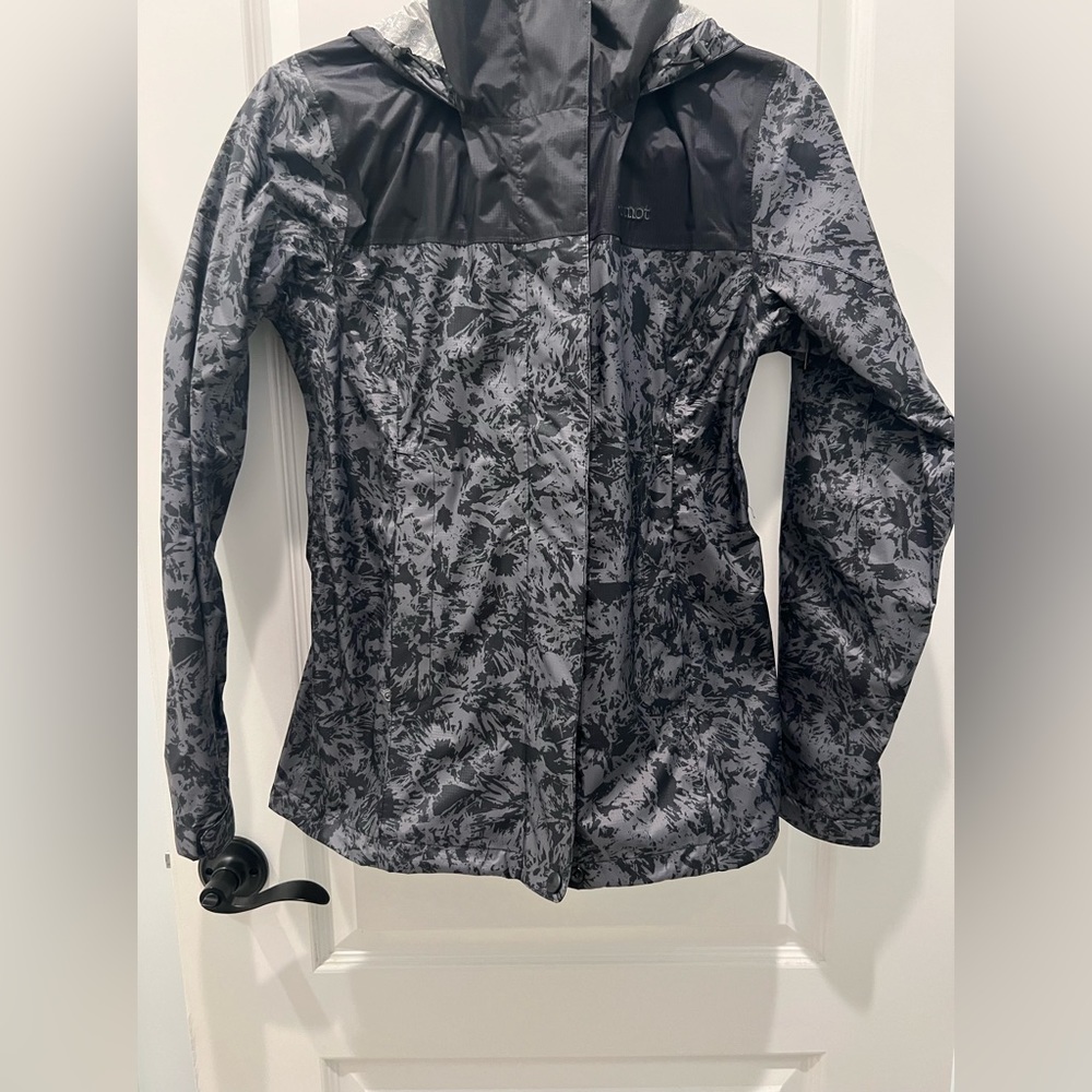 Marmot precip rain jacket. NWOT. Size small. Perfect condition.